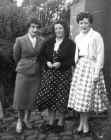iona_bet_megan.jpg (44235 bytes)