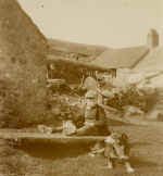 Huw_Heather_yn_ty_mynydd.jpg (103758 bytes)